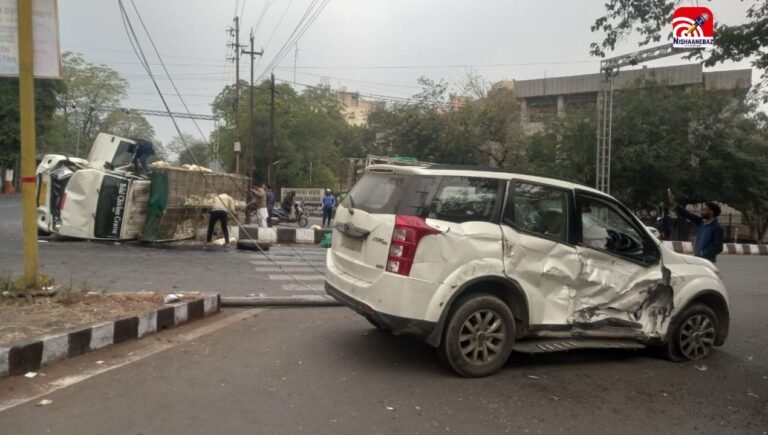 भोपाल में कोर्ट के पास दो गाड़ियों में जबरदस्त भिड़ंत, हादसे में मुर्गियों की हुई मौत, ड्राइवरों को मामूली चोट
