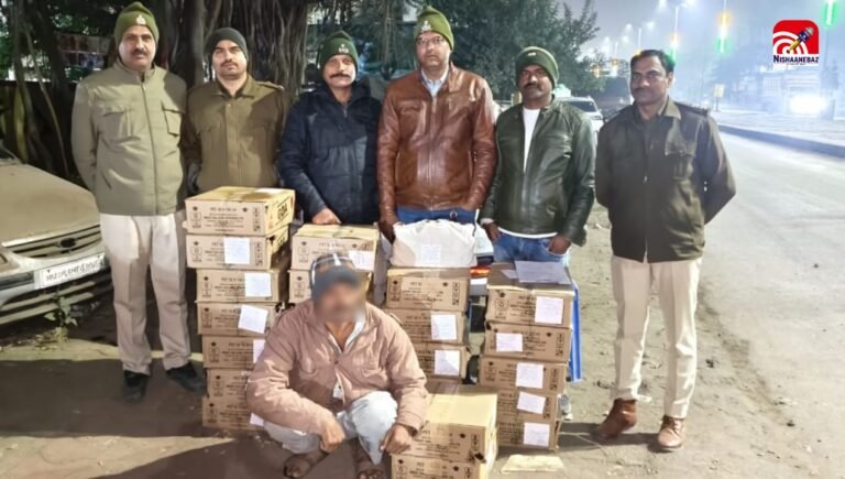 M.P News – इंदौर : राऊ पुलिस की बड़ी कार्रवाई, कार से 25 पेटी अवैध अंग्रेजी शराब जब्त