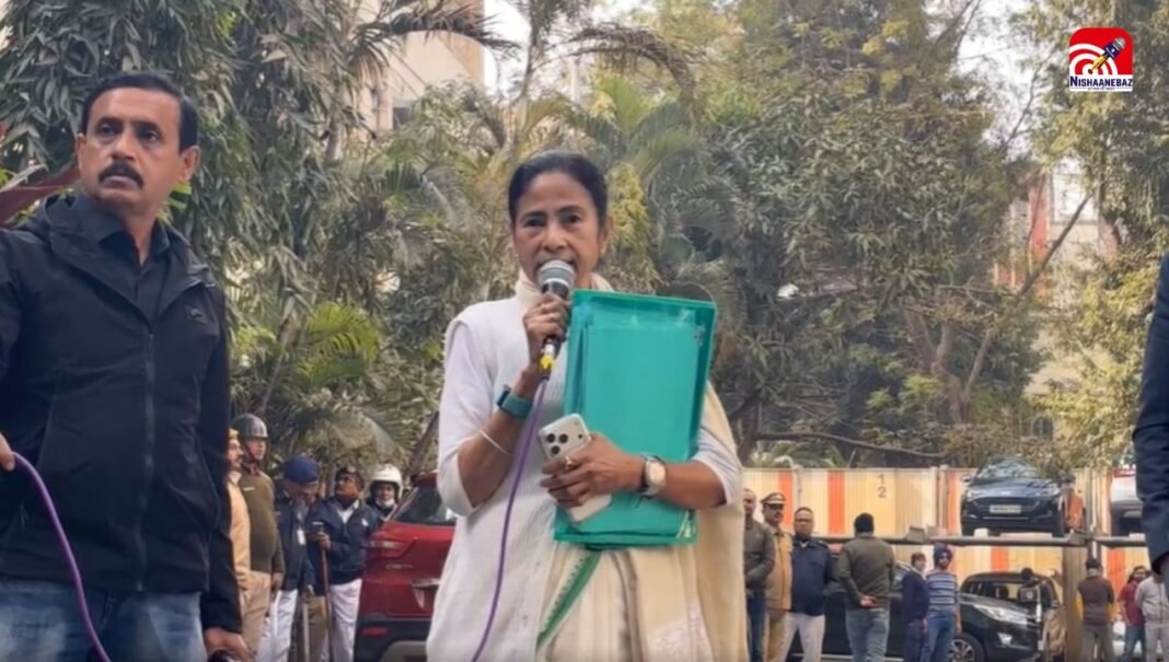 Video : कोलकाता में कोहराम, चुनाव रणनीति बनाने वाली कंपनी IPAC के चीफ के घर ED की रेड, पहुंचीं CM ममता