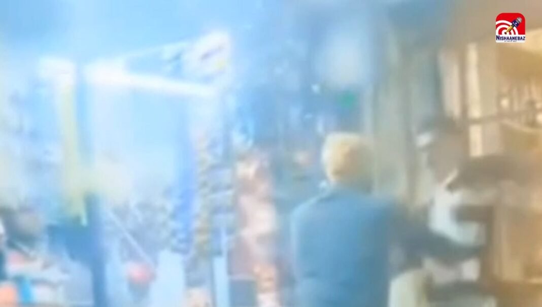 M.P News : सिंगरौली- शराब दुकान के सामने बुजुर्ग की बेरहमी से पिटाई, लात-घूसों से हमला, दुकानदार बना मूकदर्शक