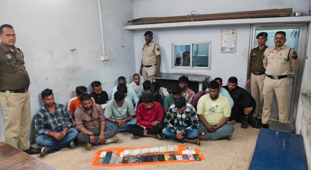 Raipur Crime : रायपुर में जुआ के खिलाफ बड़ी कार्रवाई, ट्रांसपोर्ट नगर पार्किंग में 19 जुआरी गिरफ्तार, पांच लाख से अधिक की रकम और मोबाइल जब्त