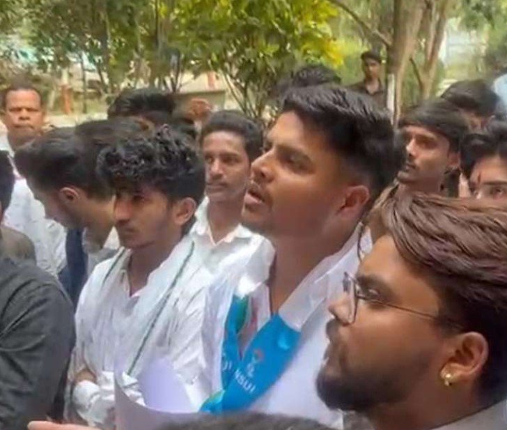 CG NEWS : NSUI ने रायपुर में DEO कार्यालय का किया घेराव, 9वीं और 11वीं की परीक्षा तिथि बदलने की मांग