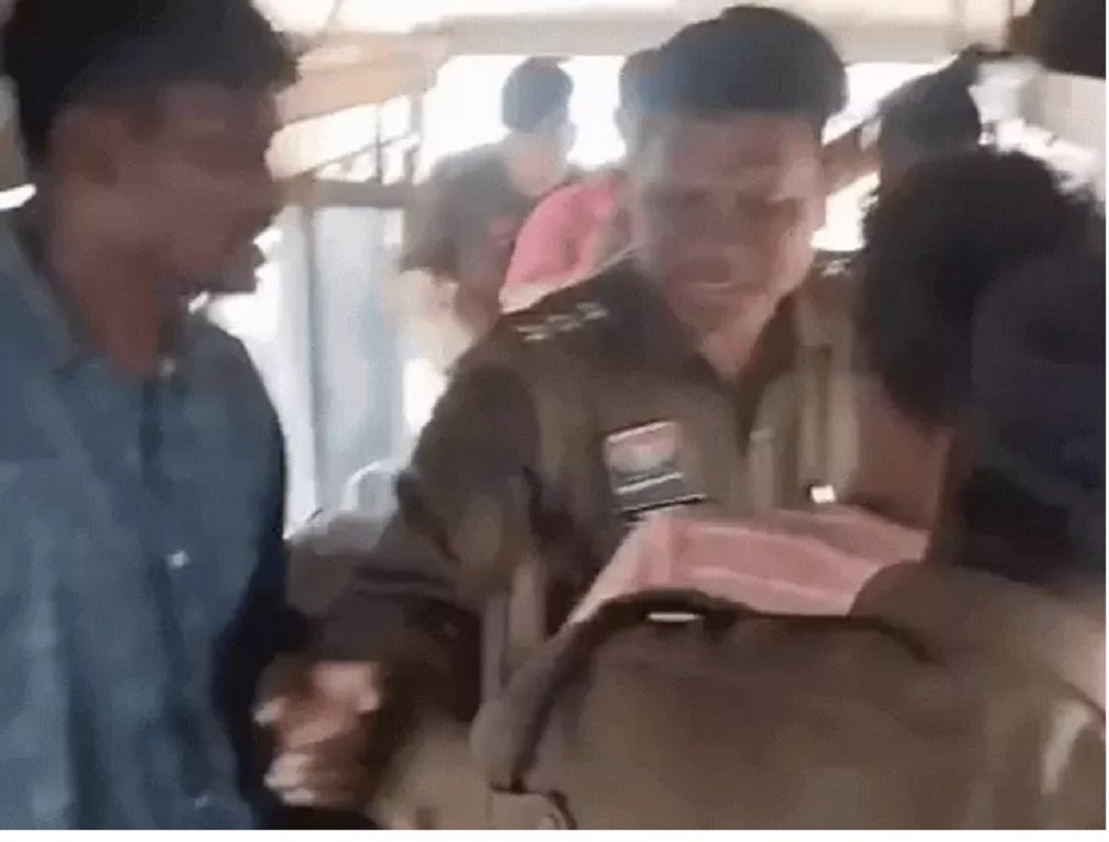 CG NEWS : डीएड और CAF अभ्यर्थियों पर पुलिस कार्रवाई : रायपुर में प्रदर्शन तेज: 125 डीएड और 50 से अधिक CAF अभ्यर्थी जेल भेजे गए