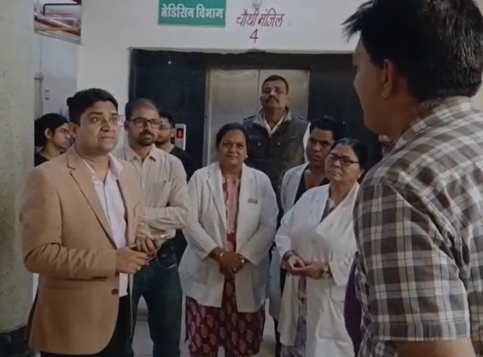 Indore News: एमवाय अस्पताल में लापरवाही पर बीवीजी पर जुर्माना, अधिकारियों को नोटिस