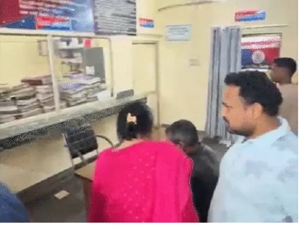 CG News: कांग्रेस नेता–पड़ोसी विवाद ने लिया हिंसक रूप, तलवार से हमला; थाने में हंगामा देख SSP नाराज**