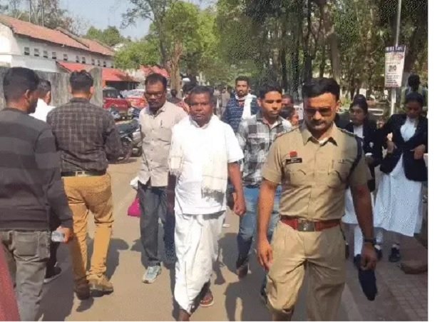 liquor scam case : शराब घोटाला मामला: जमानत के बाद ED कोर्ट में पेश हुए कवासी लखमा, जानिए कहां रहेंगे