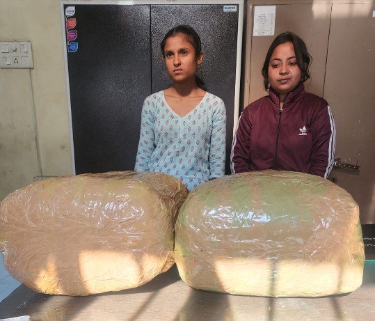 Raipur Crime : 10 किलो गांजा: रावणभाठा मैदान के पास 10 किलो गांजा के साथ दो महिला तस्कर गिरफ्तार
