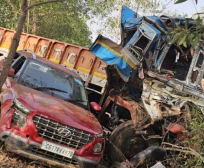 Jagdalpur News : टिप्पर-ट्रक की टक्कर, कार भी चपेट में आई, एक की मौत, छह घायल