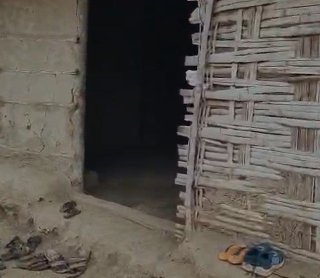 Burhanpur News : अजब एमपी में गजब शिक्षा की एक और तस्वीर, आदिवासी अंचल में मासूम बच्चों की आंगनवाड़ी झोपड़ी में संचालित, नौनिहालों का भविष्य भगवान भरोसे