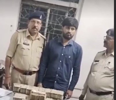 Raipur News : रायपुर में स्कूटी की डिक्की से 75 लाख रुपये बरामद, हवाला एंगल की जांच