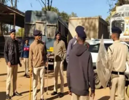 Balrampur News : बलरामपुर में अवैध खनन जांच के दौरान बवाल, एसडीएम-नायब तहसीलदार पर पिटाई का आरोप; एक ग्रामीण की मौत