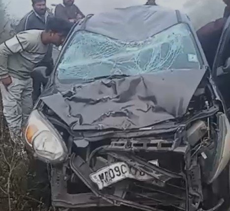 Shajapur News : घने कोहरे में दर्दनाक हादसा: कार–बाइक की भिड़ंत में युवक की मौत, दो घायल