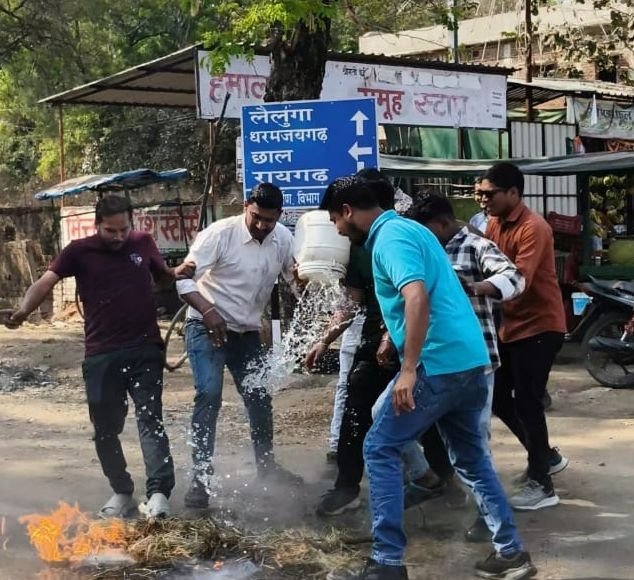 CG NEWS : राष्ट्रीय अध्यक्ष की गिरफ्तारी के विरोध में घरघोड़ा में उग्र प्रदर्शन, रायगढ़ ग्रामीण युवा कांग्रेस ने फूंका प्रधानमंत्री का पुतला