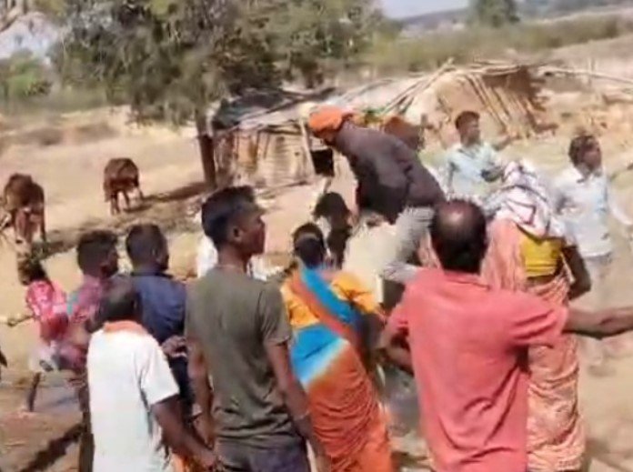 Surajpur News : अतिक्रमण हटाने के दौरान हिंसक झड़प : अतिक्रमण हटाने पहुंची टीम पर पथराव, दो पक्षों में जमकर लाठीचार्ज जैसा माहौल