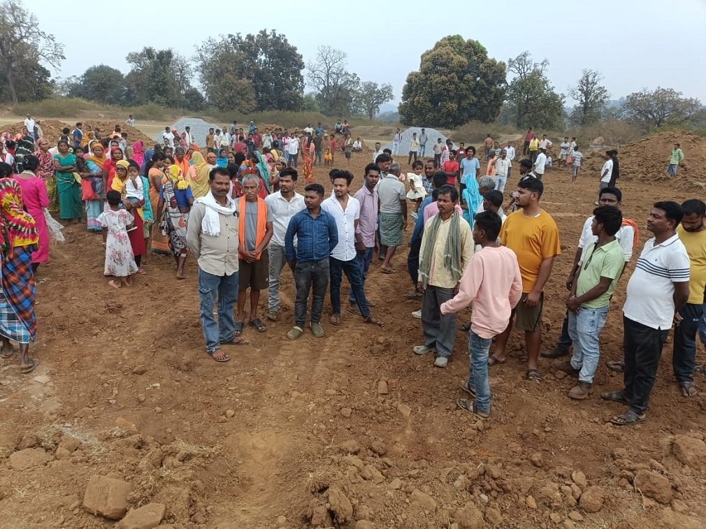 Bacheli News : बचेली का इकलौता मैदान बिना सहमति के हेलीपेड में तब्दील हेलीपेड निर्माण का पंचायत ने किया विरोध