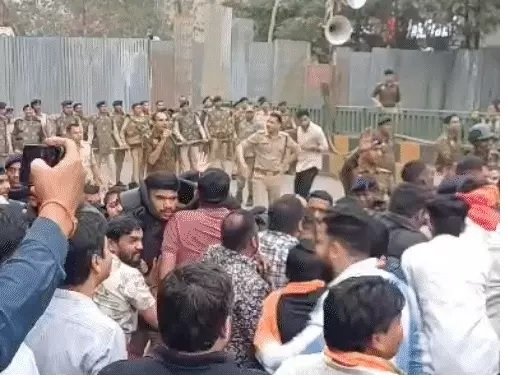 CG NEWS : रायपुर में कांग्रेस-दफ्तर का घेराव किए बिना लौटे BJYM कार्यकर्ता, पुलिस ने टिन शेड लगाकर रोका; यूथ कांग्रेस के टी-शर्ट उतारकर प्रदर्शन को बताया गलत