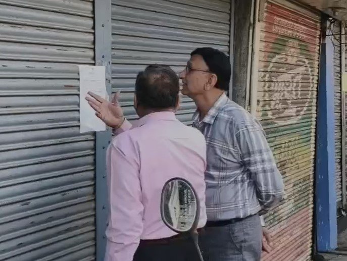 Indore Crime : सियागंज इलाके में नगर निगम की बड़ी कार्रवाई, कई दुकानों को किया गया सील