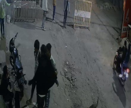 Indore News : नशे में धुत युवकों का इंदौर में उत्पात, पुलिस बेरिकेट से टकराने के बाद पथराव, एक हिरासत में