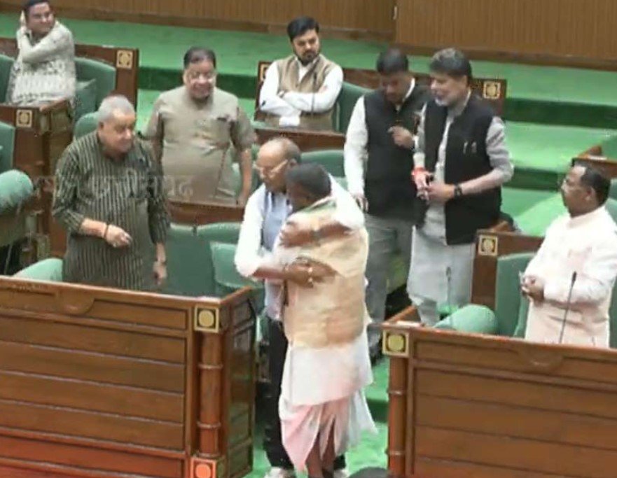 Kawasi Lakhma : एक साल बाद विधानसभा पहुंचे कवासी लखमा, भाजपा नेताओं से मिले गले…