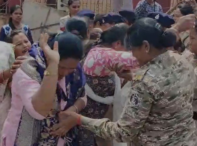 CG NEWS : युवा कांग्रेस के तत्वाधान में कांग्रेसियों ने किया बीजेपी कार्यालय का घेराव,पुलिस के साथ झूमा झटकी