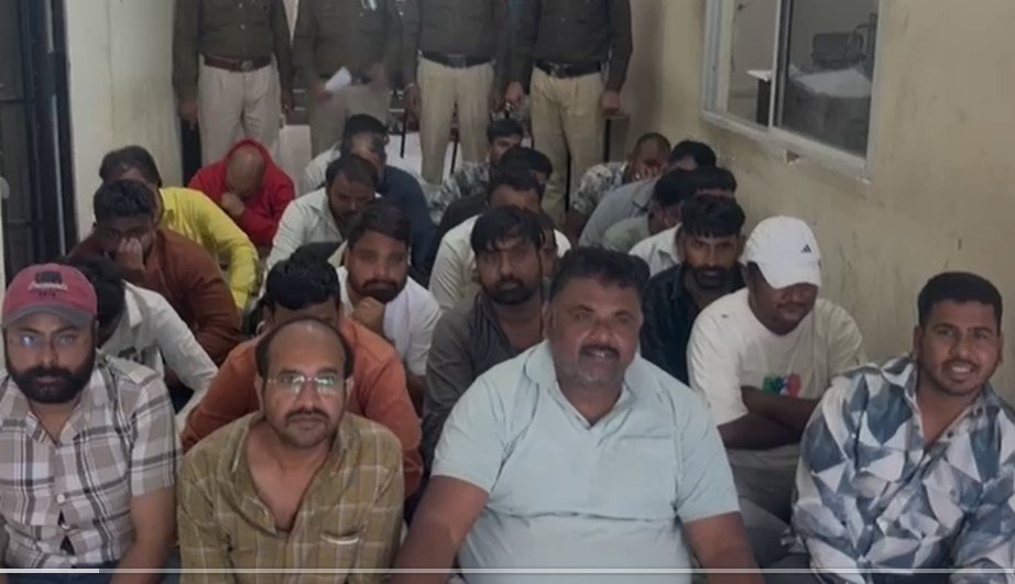 Indore News: भंवरकुआ क्षेत्र में जुए के अड्डे पर पुलिस की दबिश, 23 जुआरियों के साथ 5 लाख और ताश पत्ते बरामद