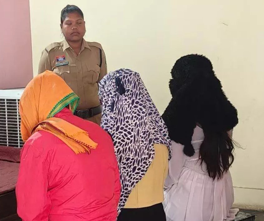 Raigarh News : किराए के मकान में चल रहे देह व्यापार का भंडाफोड़, तीन युवतियां और दो युवक गिरफ्तार, देखें वीडियो