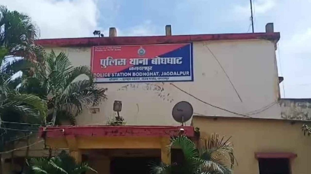 CG News: सनसनीखेज वारदात: पत्नी की हत्या के बाद पति ने लगाई फांसी, बेटे ने दी पुलिस को सूचना