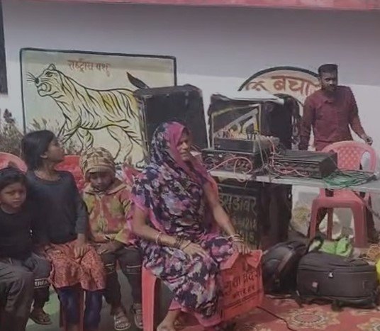 rewa News : रीवा में खदान लीज जनसुनवाई के दौरान विधवा महिला का आत्मदाह प्रयास, एडीएम ने दौड़कर बचाई जान