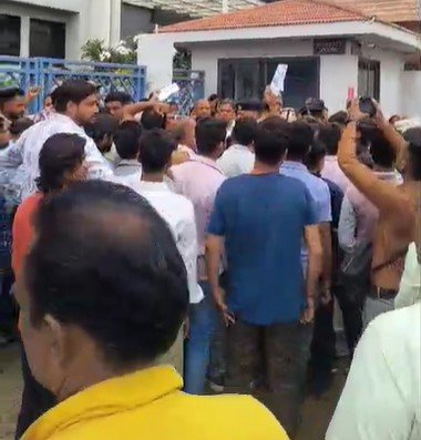 Urmila Memorial Hospital : Raipur के उर्मिला मेमोरियल हॉस्पिटल पर गंभीर लापरवाही का आरोप, मरीज की मौत के बाद अस्पताल के बाहर प्रदर्शन, भारी संख्या में पुलिस बल मौजूद