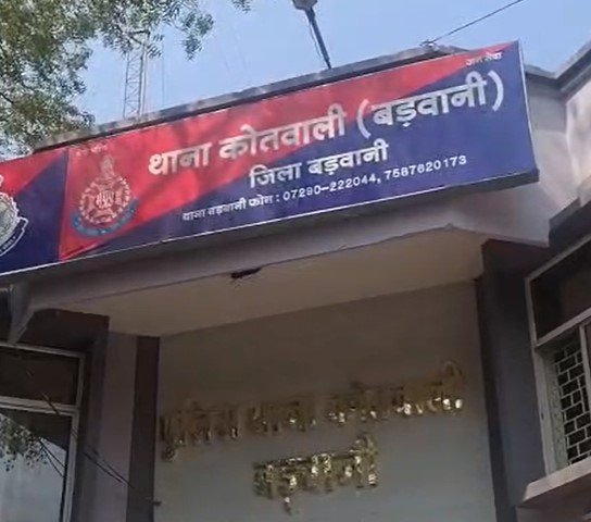 Barwani News : CCTV में कैद हुआ डीजल विवाद का हमला युवक के सिर पर पत्थर से वार, पिता से मारपीट दो नामजद पर केस दर्ज