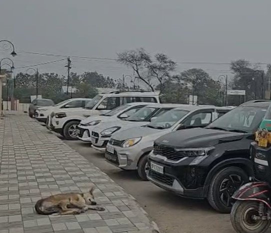 rewa news : रेलवे पार्किंग ड्रॉप एंड गो विवाद पर ठेकेदार का पक्ष, बोले– हर सेकंड का चार्ज रेलवे की निविदा शर्त के अनुसार