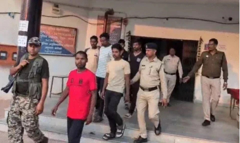 CG NEWS : जशपुर में 13 साल की मासूम के साथ दरिंदगी, सरेराह अगवा कर किया गैंगरेप, मामला दबाने पीड़िता के परिवार को धमकाया, पुलिस ने 9 आरोपियों को किया अरेस्ट