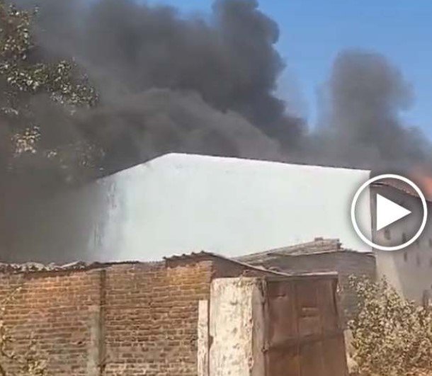 CG News : तिफरा इंडस्ट्रियल एरिया की पेंट-पुट्टी फैक्ट्री में भीषण आग, दमकल की टीमें मौके पर