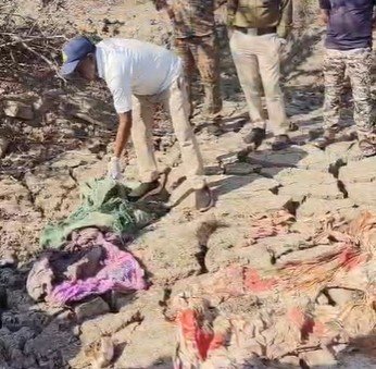 rewa crime : जंगल में मिला बंद बोरे में नर कंकाल, टूटी हुई चूड़ी, लंबे बाल से पुलिस ने जताई महिला होने की आशंका