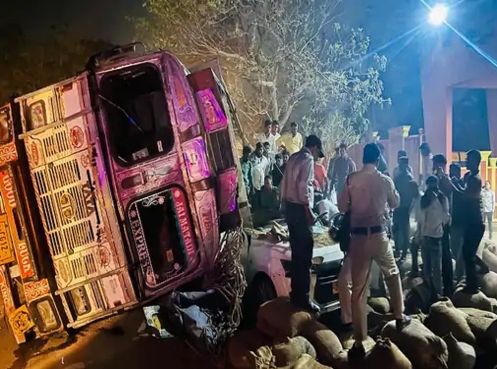 Raipur Accident : धान से भरा ट्रक कार पर पलटा, एक की मौत, लॉकिंग हुक टूटने से हुआ बड़ा हादसा