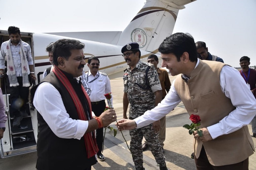 CG NEWS : उप मुख्यमंत्री विजय शर्मा का एयरपोर्ट में किया गया आत्मीय स्वागत