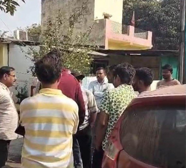 CG NEWS : भिलाई में घर में घुसकर परिवार पर जानलेवा हमला, पिता और दो बेटियां गंभीर घायल