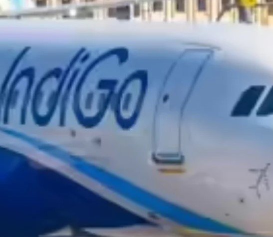 Kolkata Airport : कोलकाता एयरपोर्ट पर इंडिगो फ्लाइट को बम की धमकी, यात्रियों को उतारकर शुरू हुई सघन जांच