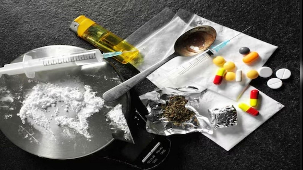 CG News: रायपुर में नशे के खिलाफ पुलिस की बड़ी कार्रवाई, अलग-अलग इलाकों से कई आरोपी गिरफ्तार, 35 लाख से अधिक का माल जब्त