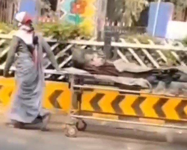 Indore News : महाराजा यशवंतराव अस्पताल के बाहर बदहाली का वीडियो वायरल, ट्रैफिक के बीच स्ट्रेचर पर मरीज ले जाती दिखीं महिलाएं