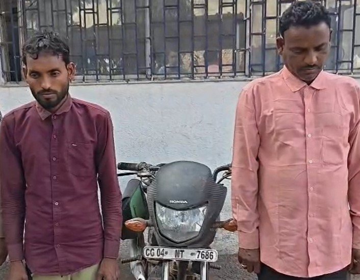 Raipur News: गुढ़ियारी पुलिस की कार्रवाई: बाइक चोर और खरीदार दोनों गिरफ्तार, 40 हजार की मोटरसाइकिल जब्त