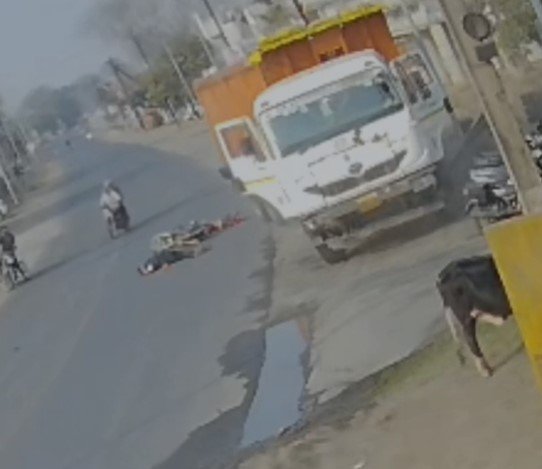 Surajpur Accident : सूरजपुर में सड़क हादसा, ट्रक-बाइक की जोरदार टक्कर, एक की मौत, देखें वीडियो