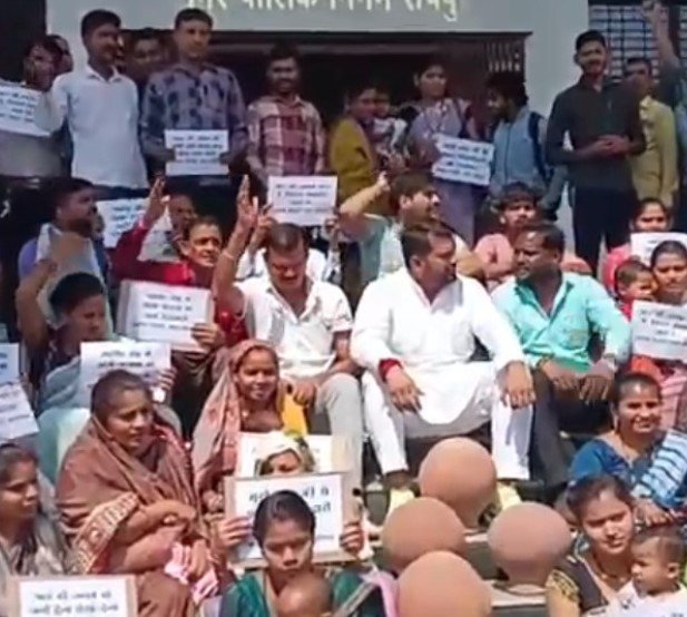 Raipur News : रायपुर में पानी संकट पर भड़का गुस्सा, निगम दफ्तर के सामने मटका लेकर किया प्रदर्शन