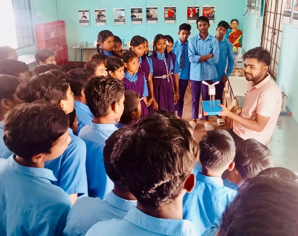 sukma news : 40 छात्रों ने साइंस पार्क, कलेक्ट्रेट कार्यालय और तुंगल बांध का भ्रमण, कलेक्टर ने बच्चों को पढ़ाई के लिए किया मोटीवेट