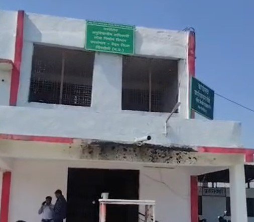 Singrauli News: वनभूमि पर अवैध बोरिंग मशीन जब्त : सिंगरौली के माड़ा वन परिक्षेत्र में देर रात वन विभाग की छापेमार कार्रवाई, विरोध के बीच मशीन जब्त