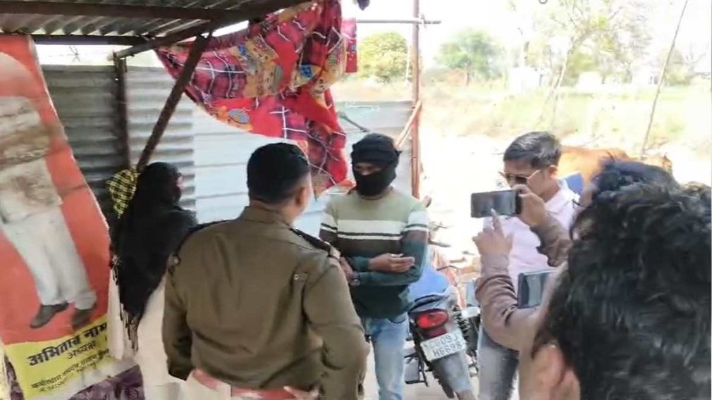 Kawardha News: कवर्धा में अनैतिक गतिविधियों का खुलासा: मकान में चल रहा था देह व्यापार, पुलिस ने की कार्रवाई