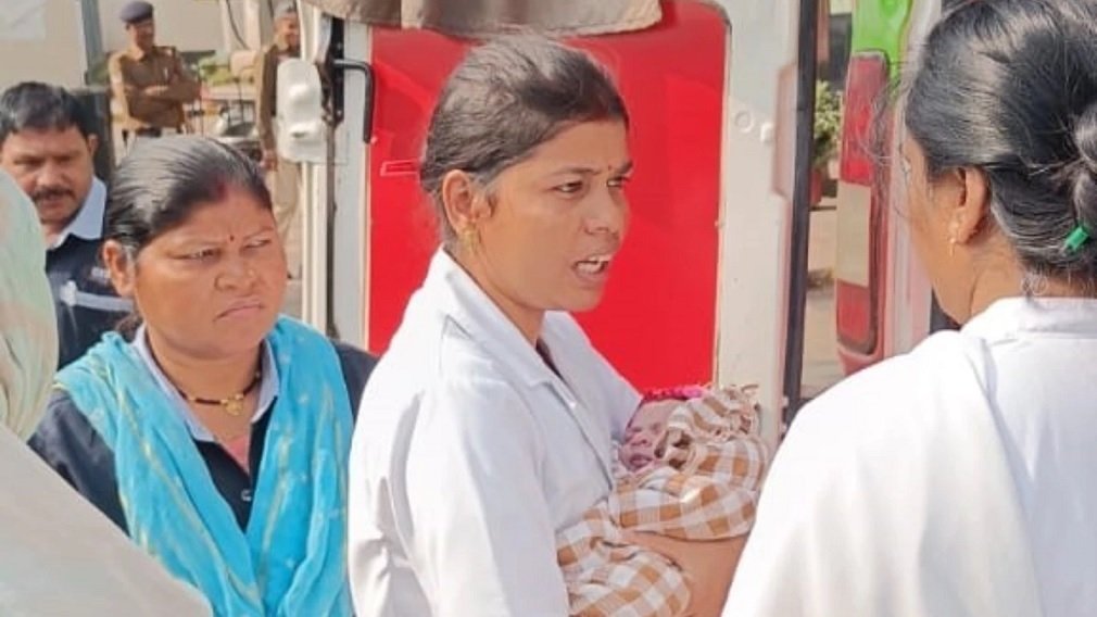 CG NEWS: वैनगंगा एक्सप्रेस में गूंजी किलकारी, चलती ट्रेन में महिला ने दिया बच्ची को जन्म