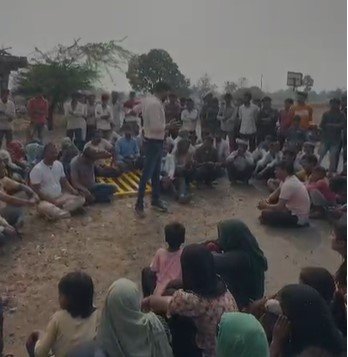 dhar News : धार में पुलिस और तहसीलदार की गाड़ियों पर जनता ने किया पथराव– थानों की पुलिस पर किया पथराव गाड़ी पलटने की कोशिश