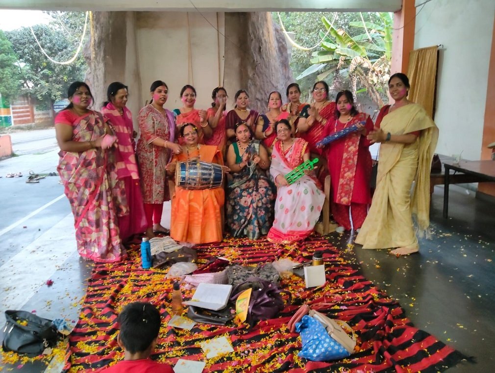 CG NEWS : सोनी समाज की महिलाओं ने खेली फूलों की होली, गाए फाग गीत