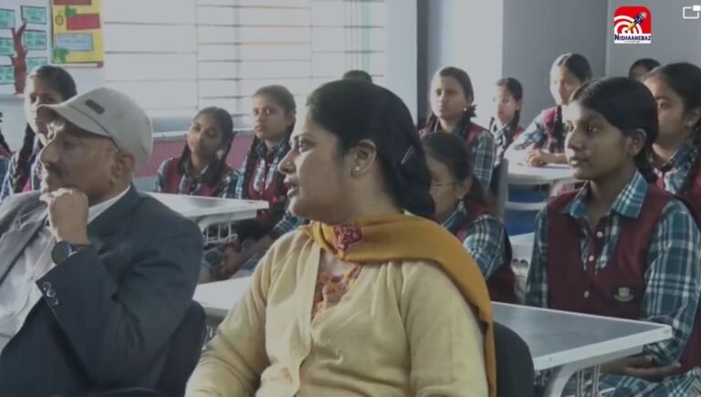 भोपाल : कमला नेहरू स्कूल में PM मोदी की ‘परीक्षा पर चर्चा’ का लाइव प्रसारण, कमिश्नर शिल्पा गुप्ता ने छात्रों संग सुना प्रधानमंत्री का संदेश